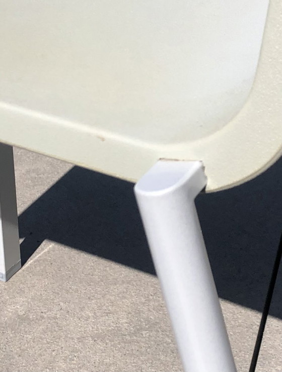 Image 1 of set van 2 grijze, comfortabele design-stoelen van het merk vitra. in goede staat