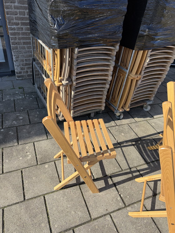 Image 1 of Lot de 79 chaises pliantes vintage en bois dur des années 80