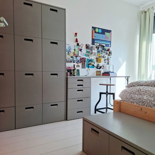 Complete en zeer nette VT Wonen Junior collectie slaapkamermeubels (kledingkast, bureau, kruk en lage kast)