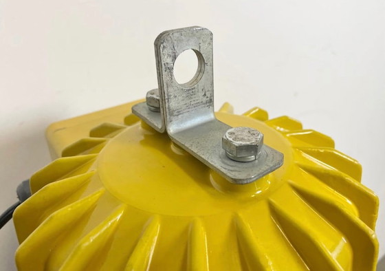 Image 1 of Lampada antideflagrante industriale gialla con paralume smaltato nero, anni '90