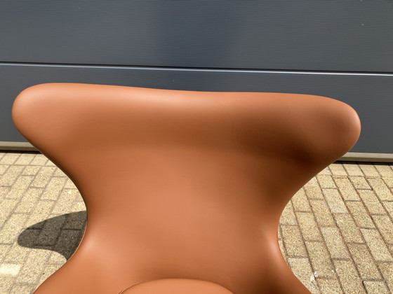 Image 1 of 2 sillas Egg de Fritz Hansen + otomana de cuero color coñac ¡En perfecto estado!