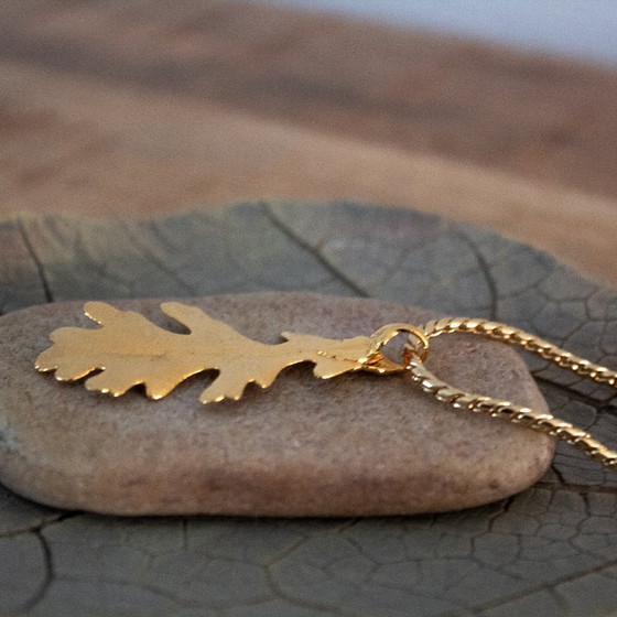 Image 1 of Vintage eikenbladhanger aan een goudkleurige ketting