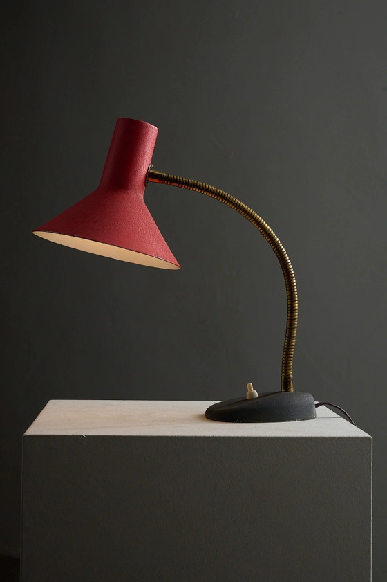 Mid-Century Adjustable Brass and Red Textured Lacquer Table Lamp, Aluminium, Cast Iron, Mid Century Modern (photo 3 of 5)