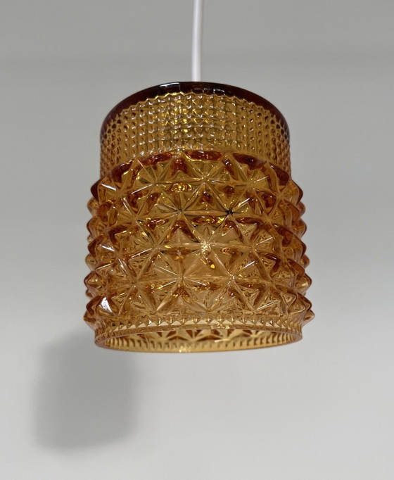 Suspension vintage Mid-Century en verre pressé ambré – Années 1960/70 – Glass (photo 8 of 9)