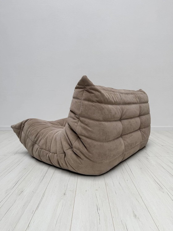 Image 1 of Originales Ligne Roset Togo 2-Sitzer-Sofa von Michel Ducaroy, taupefarbener Alcantara, 1995