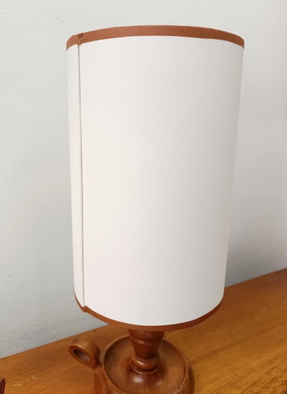 Image 1 of Vintage houten lamp met witte imitatieleren kap