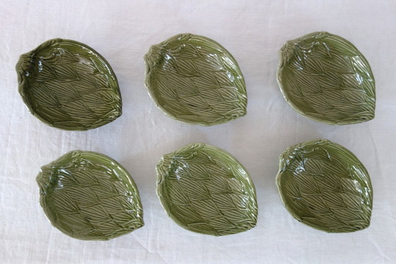 Image 1 of Saladekom + 6 vintage aardewerken kommen uit de jaren 70 in artisjokgroene kleur