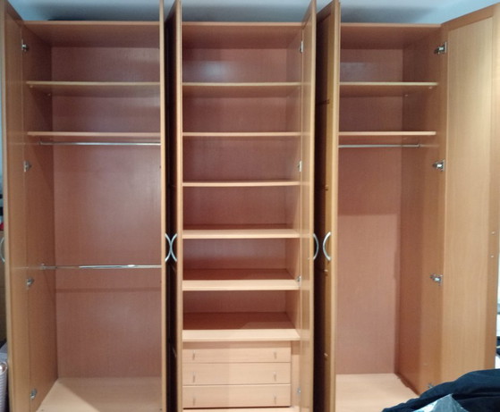 Image 1 of Armoire semi-neuve à 6 portes, 2,50 m de large et 2,40 m de haut
