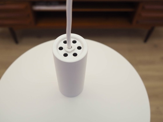 Lampada a sospensione danese in metallo bianco, paralume conico nella tradizione del design scandinavo, anni (photo 5 of 7)