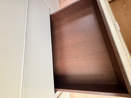 Pastoe armadio bianco con dettagli in legno