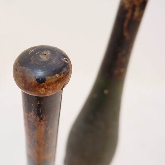 Image 1 of Paar große hölzerne Übungskeulen auf Sockel - Anfang 20.