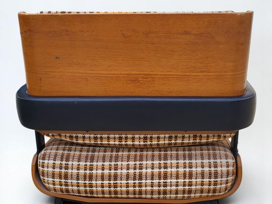 Image 1 of Marcom 704 Moderne buisvormige fauteuil, jaren 60. Toegeschreven aan Alain Richard. Thermogevormd houten frame, schuimvulling.