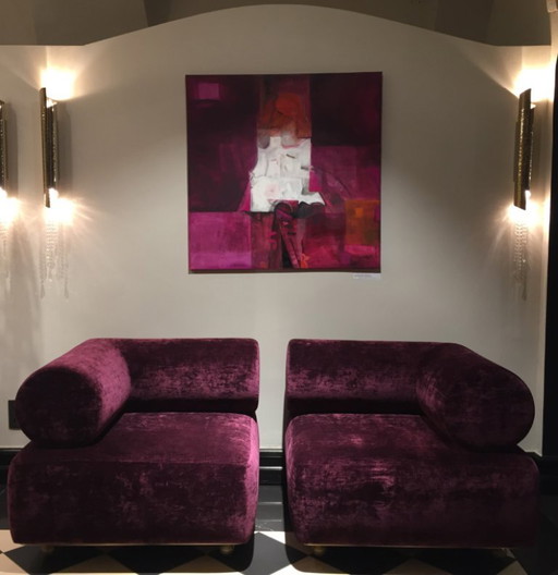 Set van twee SWING loungefauteuils van Ana Roque – fluweel met een matte gouden afwerking.