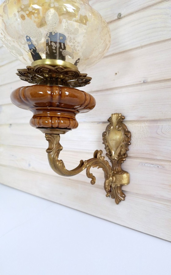 Image 1 of Vintage messing wandlamp met keramische toevoeging en amberkleurige kap / Joegoslavië, jaren 70