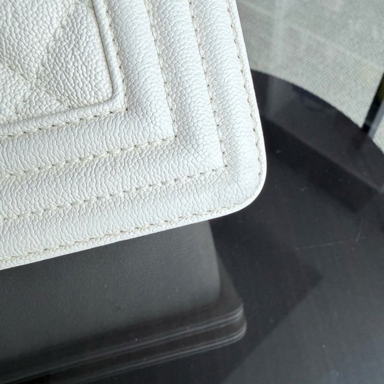 Image 1 of Chanel Boy Medium - Caviar 25CM Crème Wit Verouderde Goudkleurige Hardware Serie 26