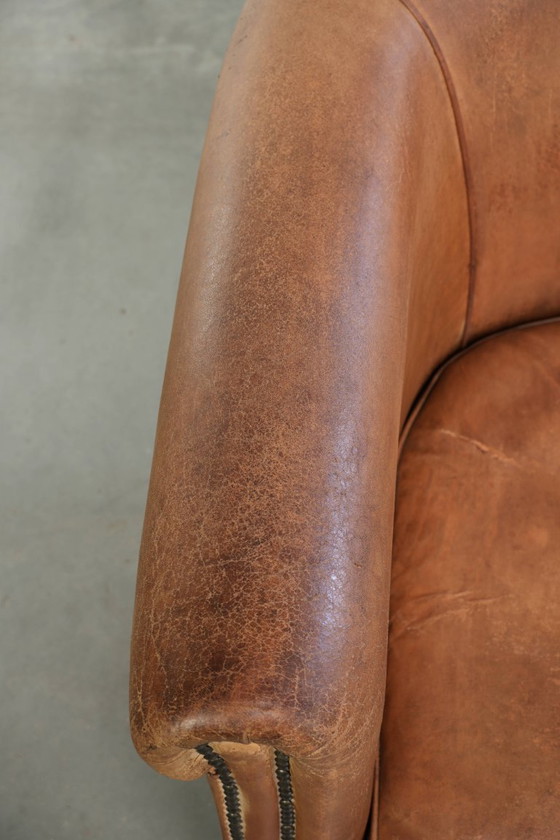 Heerlijke vintage schapenleren clubfauteuil in een mooie lichte cognac kleur met een prachtig patina en een (photo 7 of 14)