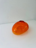 Jarrón de vidrio naranja soplado a mano, de forma orgánica.