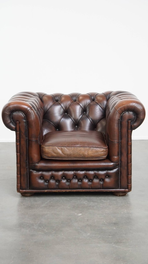 Donkerbruine Engelse rundleren chesterfield fauteuil met siernagels