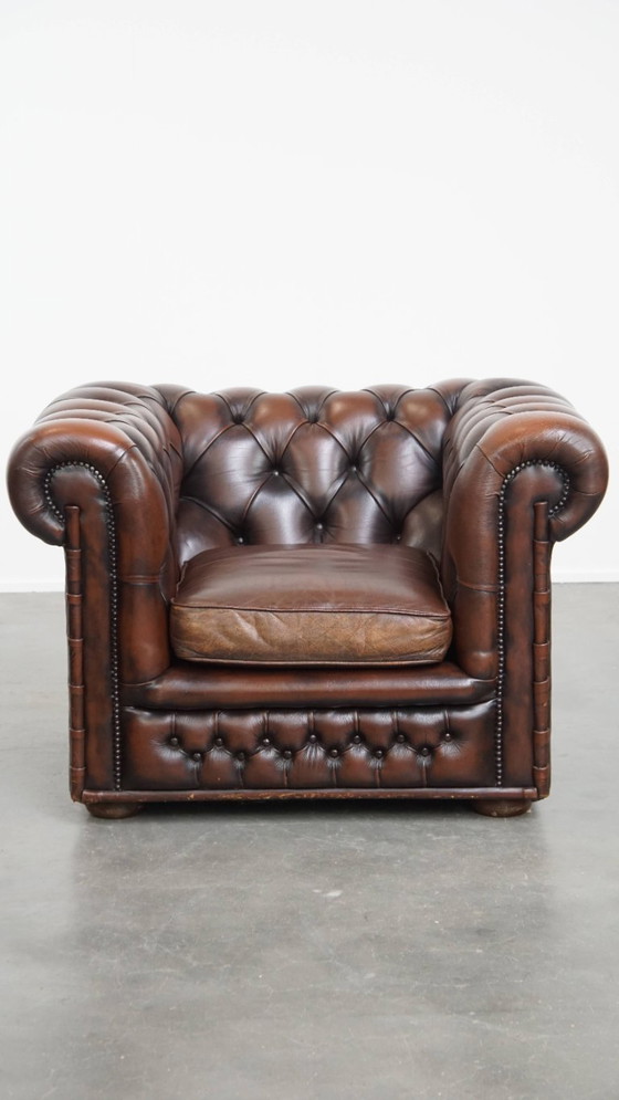 Image 1 of Donkerbruine Engelse rundleren chesterfield fauteuil met siernagels