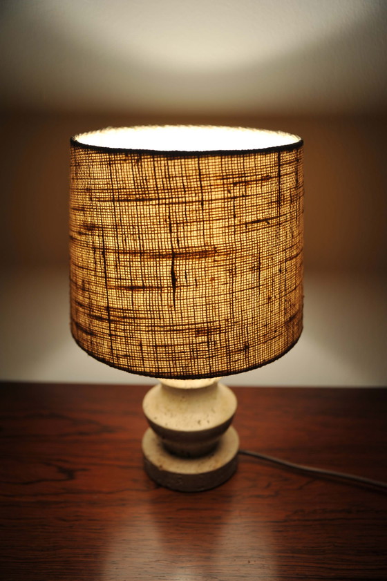 Image 1 of Kleine Tischlampe mit Fuß aus Travertin (1960er)