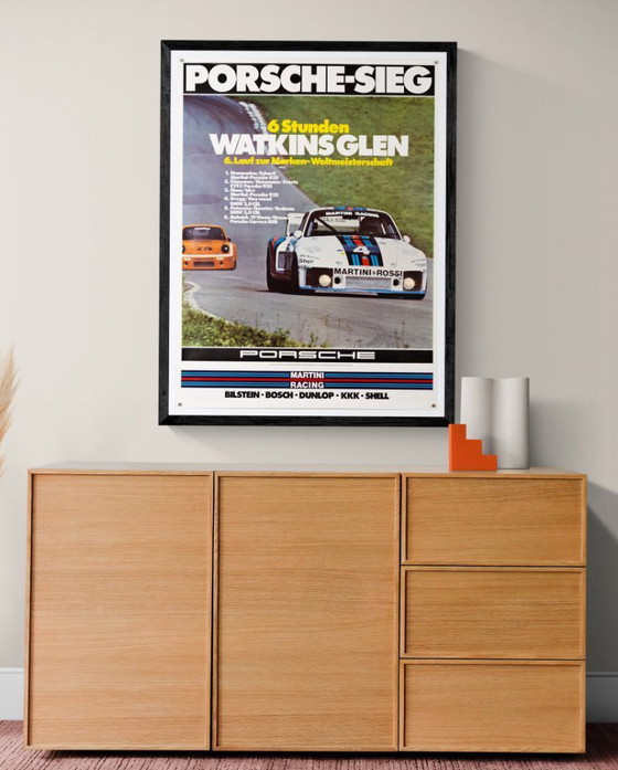 Image 1 of Sieg Watkins Glen 6 Hours – 1976 – Poster originale Porsche vintage di Erich Strenger – Motorsport Racing – 102x76 cm