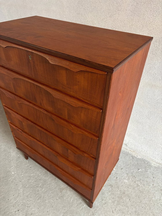 Image 1 of Teakhouten ladekast / tallboy — Denemarken, jaren 60