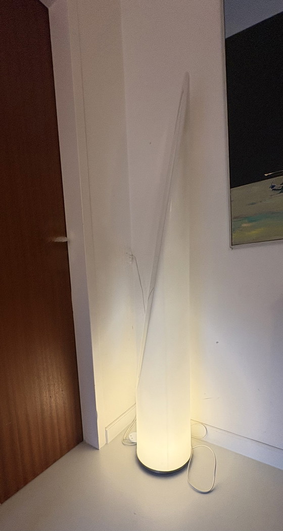 Image 1 of Miroir sur pied avec éclairage style Unghia