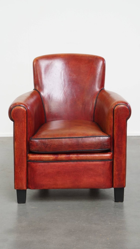 Image 1 of Fauteuil gemaakt van schapenleer in een rood/ bruine kleur
