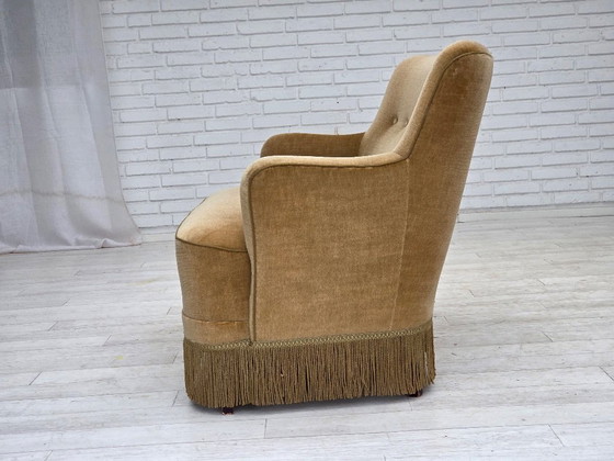 Image 1 of Sofá danés de 2 plazas, década de 1970, tapizado en terciopelo verde claro.