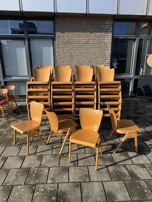 Lote de 76 sillas apilables vintage de madera contrachapada, Kaderer '60