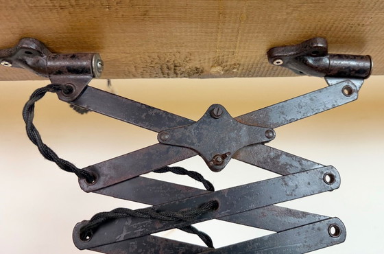 Image 1 of Industriële zwarte emaille schaarplafondlamp, jaren 30