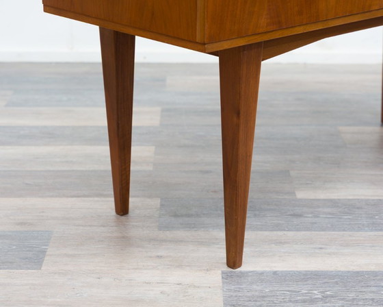 Image 1 of Dressoir/ladekast uit de jaren 50, gemaakt van walnoothout. In uitstekende originele staat.