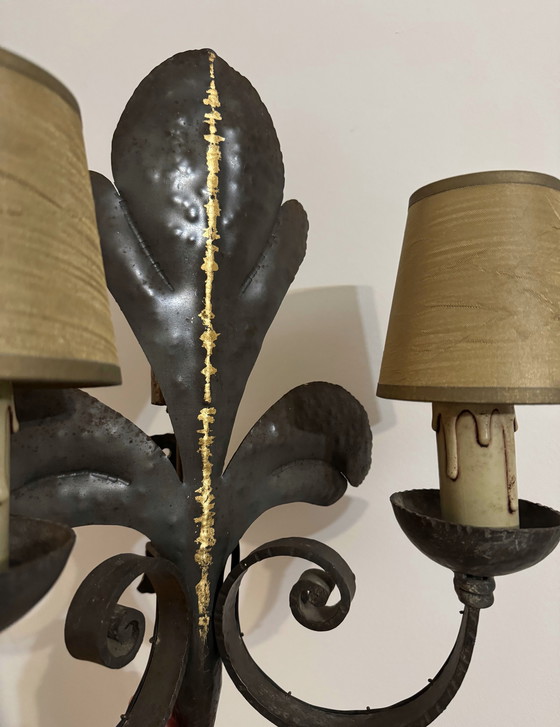 Image 1 of Gran aplique de pared de hierro forjado con flor de lis de la década de 1960