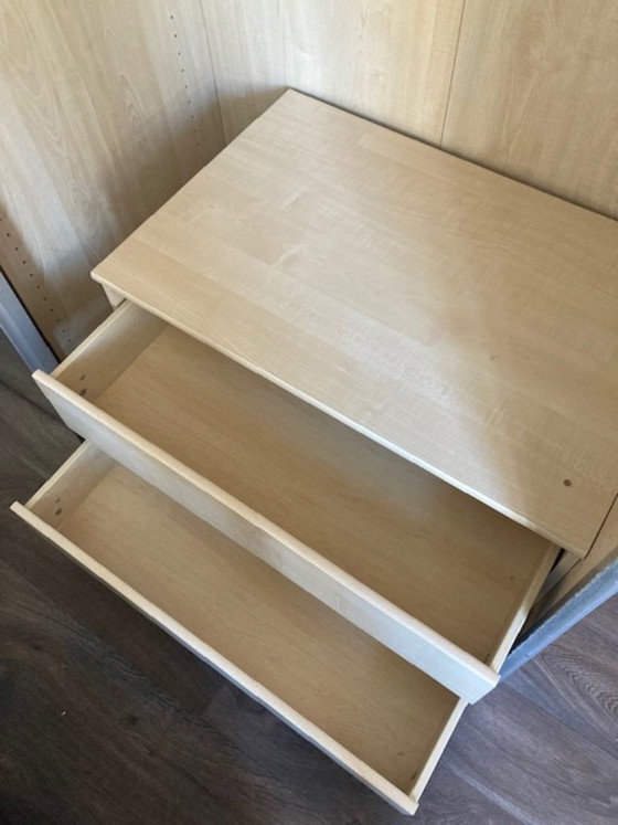 Image 1 of Armario moderno IKEA PAX que va desde el suelo hasta el techo, con puertas correderas de cierre suave.