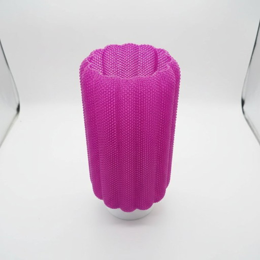 Moderne Tischleuchte mit warmem Umgebungslicht