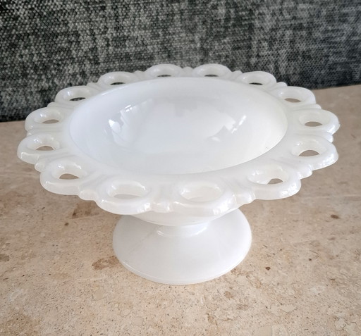 Vintage Milk Glass Schaal op Voet - Opengewerkte Rand - Fenton / Westmoreland stijl
