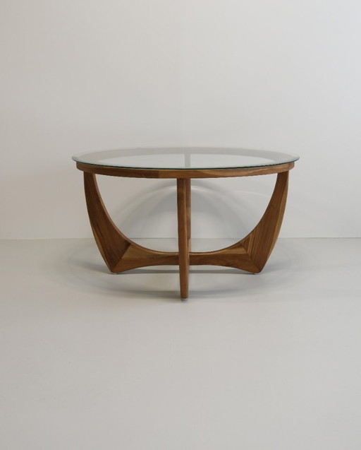 Handgemaakte eettafel van massief teak met glazen blad