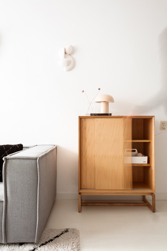 Image 1 of Mobile con ante scorrevoli dal design scandinavo