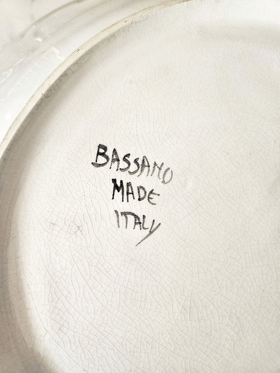 Image 1 of Große weiße Bassano-Suppenterrine aus Steingut (Italien) mit floralem Relief im Barockstil, XXL-Serviertablett, 43 cm