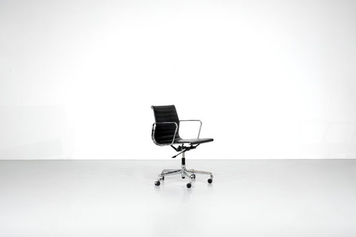 Fauteuil de bureau " EA117" Charles Ray Eames pour Vita USA 1969.