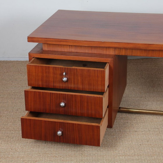 Image 1 of Modernistisch houten bureau, gemaakt in de jaren 1940.