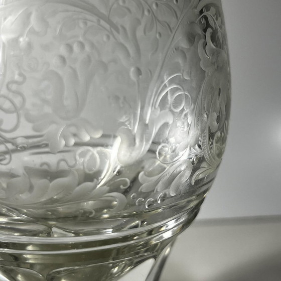 Verres à pied en cristal épais taillé avec décor de volutes et monogramme, Bohême, années 1900, Lot de 2 (photo 6 of 13)