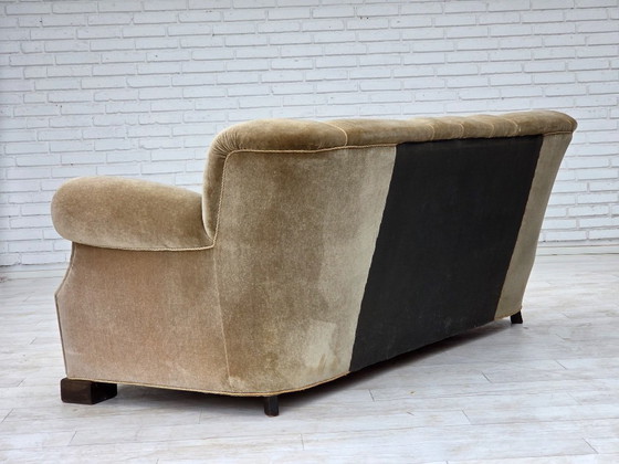 Image 1 of Deense driezitsbank uit de jaren 60, bekleed met groen meubelvelours en voorzien van eikenhouten poten.