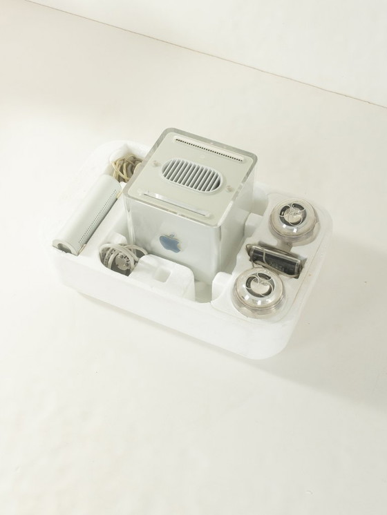 Image 1 of Power Mac G4 Cube et écran Studio 17 pouces, Apple, années 2000, vintage