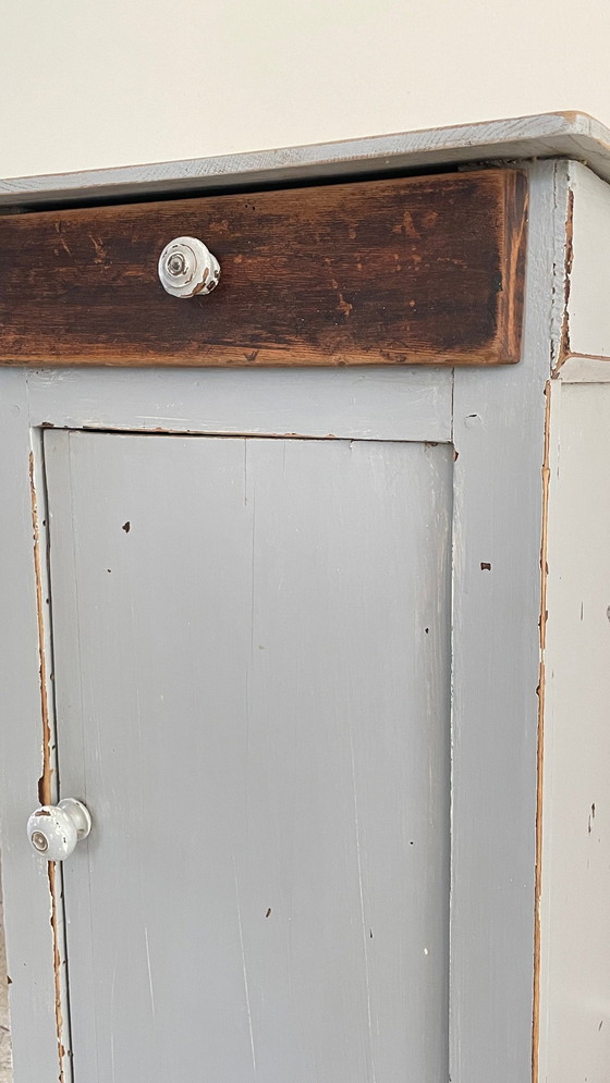 Image 1 of Antiek grijs houten nachtkastje