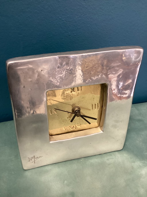 Reloj de David Marshall con esfera brutalista de aluminio y latón.