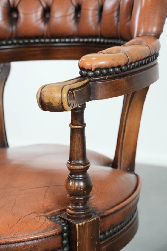 Image 1 of Chesterfield-Bürostuhl im englischen Stil aus Leder und Holz