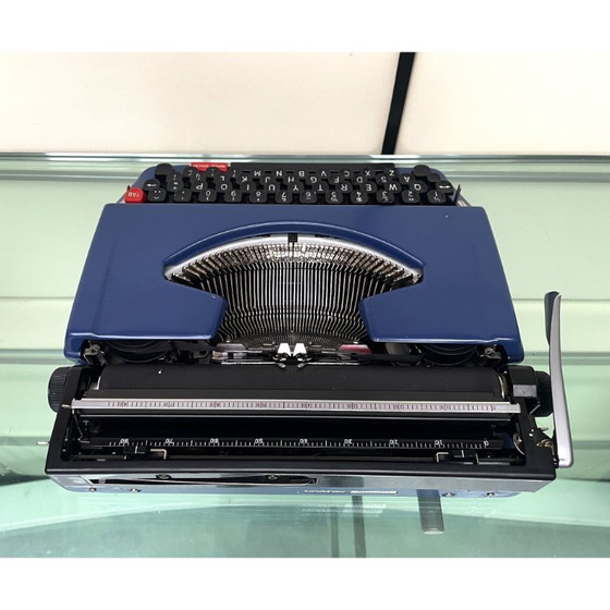 Image 1 of Macchina da scrivere Brother Deluxe 250TR blu, anni '70, con custodia, prodotta in Giappone.
