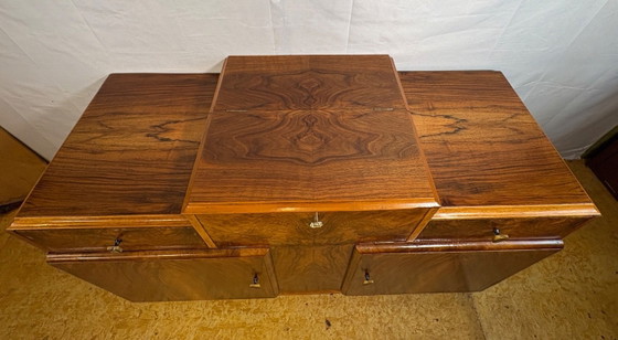 Image 1 of Credenza da cocktail Art Deco inglese in radica di noce – Circa anni '30 Una splendida credenza da cocktail originale inglese Ar