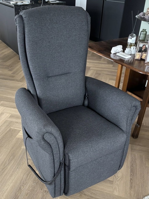 Comme neuf : Fauteuil inclinable Fitform avec aide à la levée